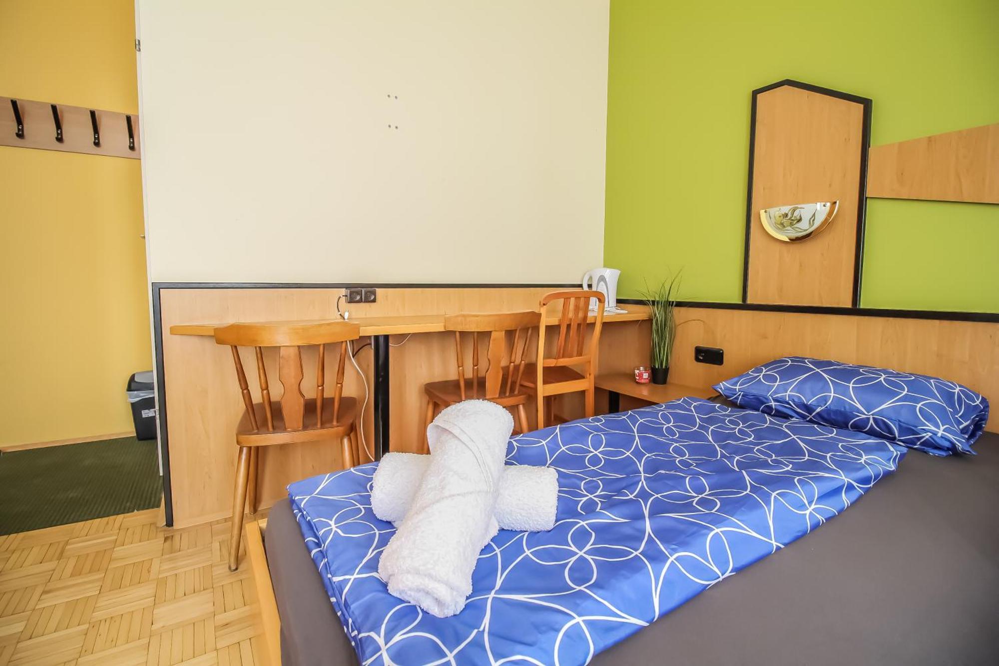 Cozy Rooms - U3 Hutteldorferstrasse Vienna Exterior photo