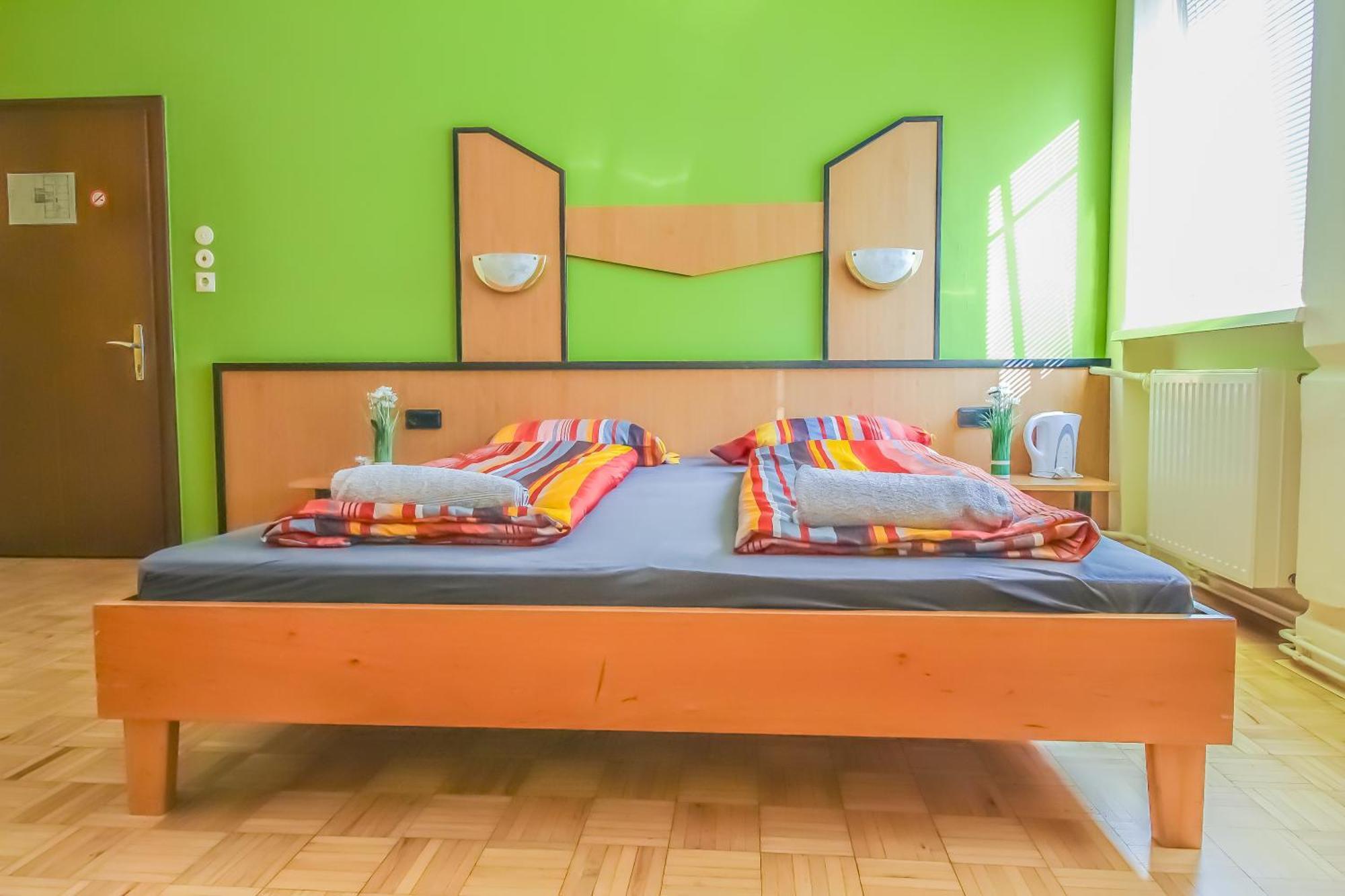 Cozy Rooms - U3 Hutteldorferstrasse Vienna Exterior photo